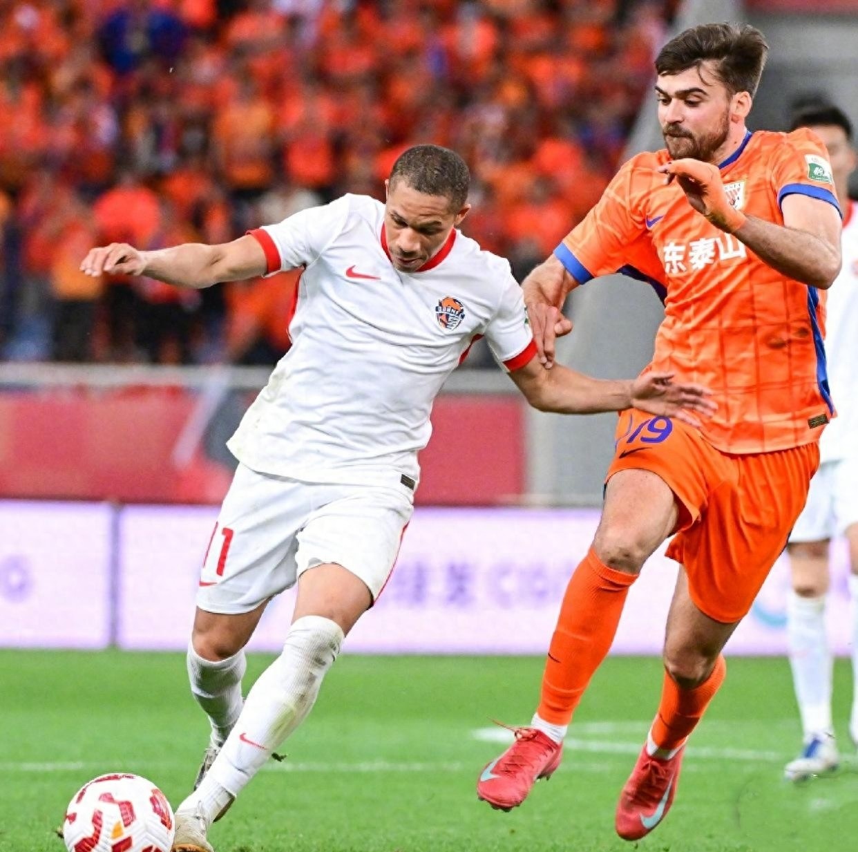 爆冷！足球强队意外出局震惊全场的简单介绍