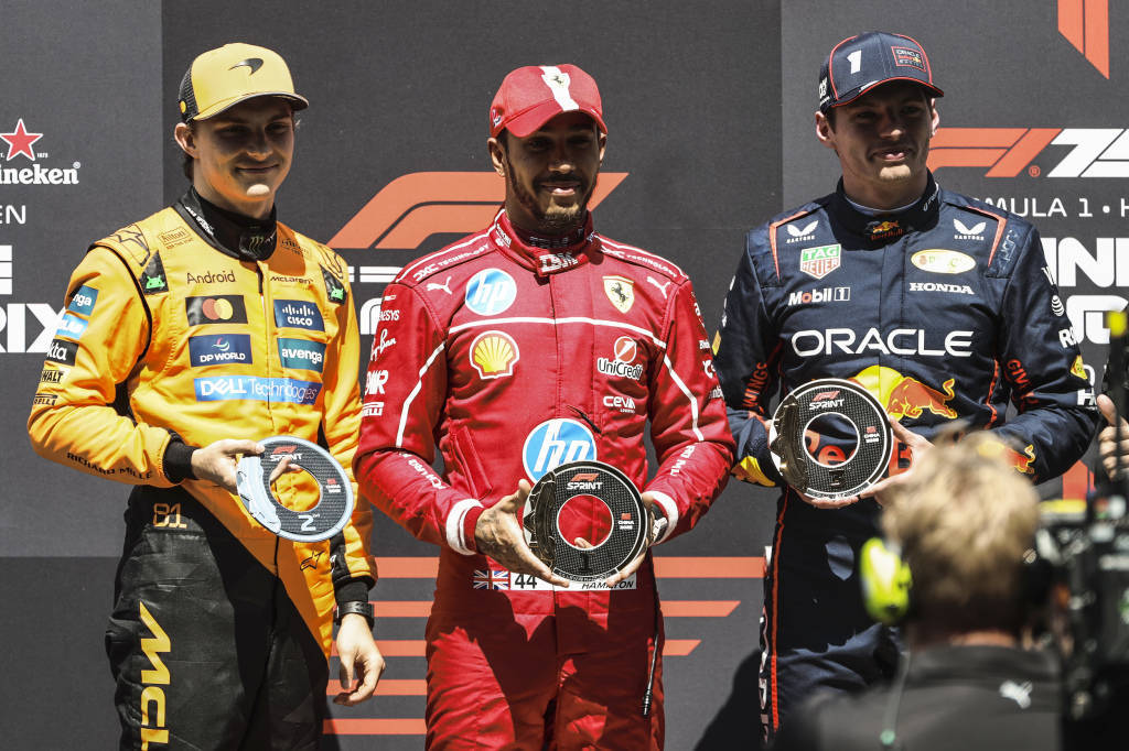 关于阿斯顿马丁轻取法拉利，汉密尔顿刷新纪录的信息