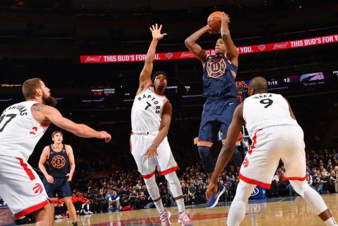 江苏队鏖战尼克斯,德罗赞点燃赛场 江苏队鏖战尼克斯,德罗赞点燃赛场